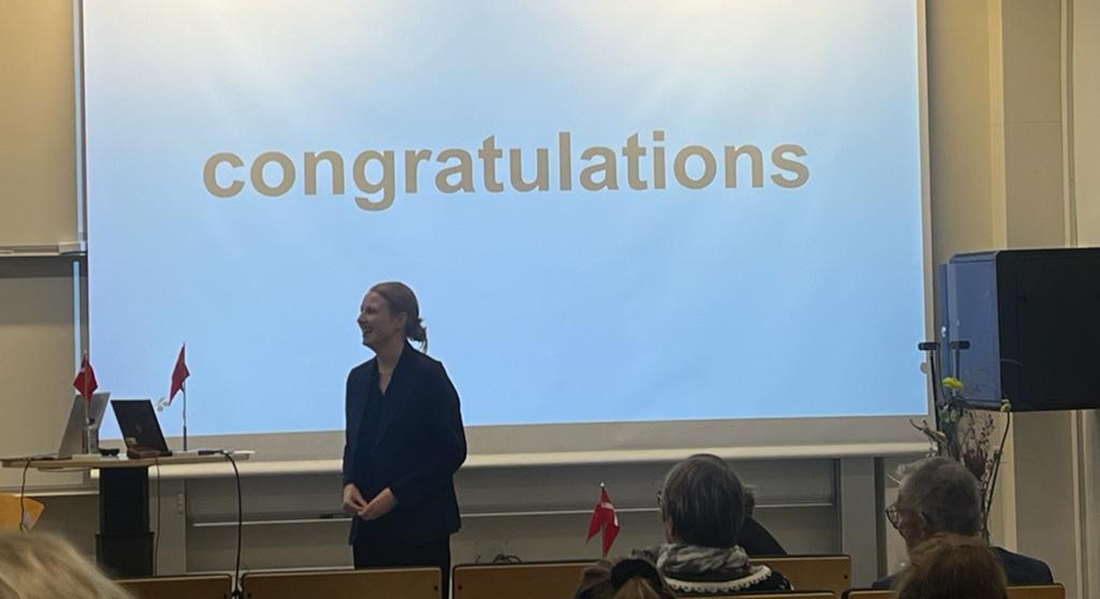 Elisabeth Søndergaard foran læred med teksten "congratulations"